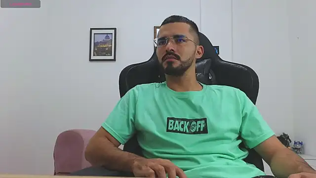 Snapshot of Massimoo_07 chatting on 01/10/26, 09:52 Massimoo 07 online show from 01/10/26, 09:52