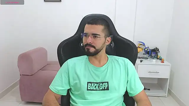 Snapshot of Massimoo_07 chatting on 02/05/26, 05:17 Massimoo 07 online show from 02/05/26, 05:17