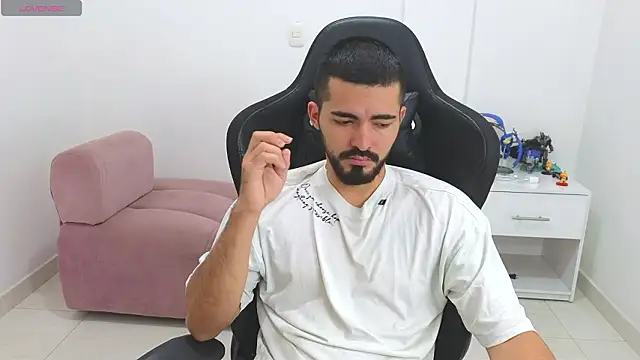 Snapshot of Massimoo_07 chatting on 02/06/26, 05:38 Massimoo 07 online show from 02/06/26, 05:38