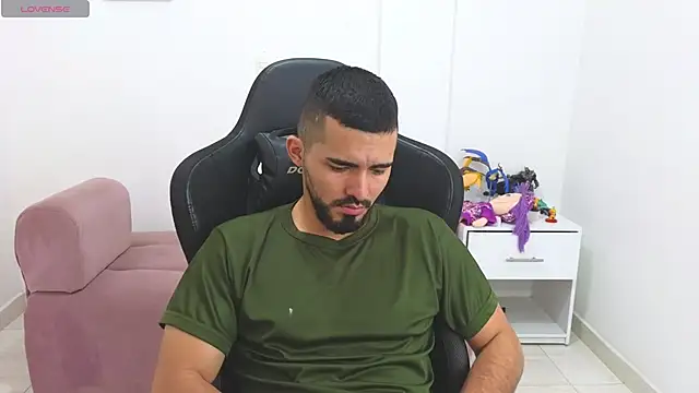 Snapshot of Massimoo_07 chatting on 02/12/26, 03:51 Massimoo 07 online show from 02/12/26, 03:51