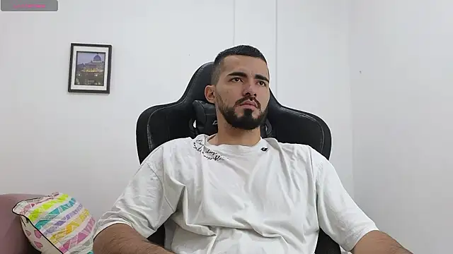 Snapshot of Massimoo_07 chatting on 02/13/26, 04:03 Massimoo 07 online show from 02/13/26, 04:03