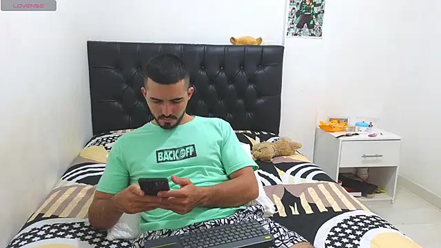 Snapshot of Massimoo_07 chatting on 04/24/26, 08:00 Massimoo 07 online show from 04/24/26, 08:00