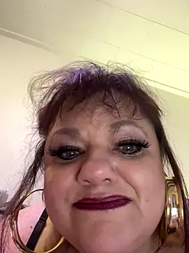 Snapshot of Luciouslouise72@xh chatting on 11/29/25, 12:02 Luciouslouise72xh online show from 11/29/25, 12:02