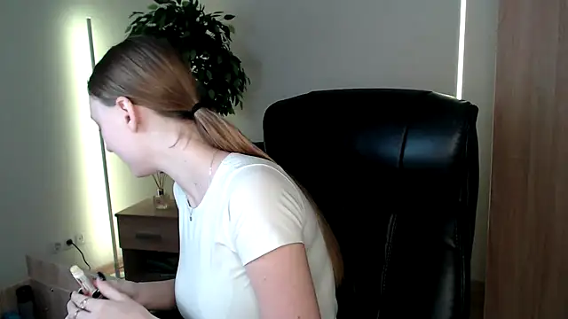 Snapshot of Haley_Vixen chatting on 12/24/24, 09:06 Haley Vixen online show from 12/24/24, 09:06