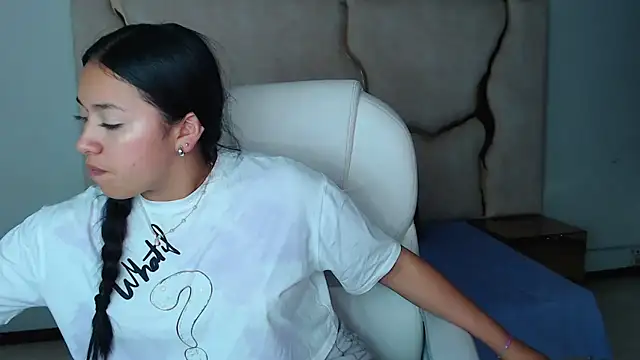 Snapshot of IsabellRodriguez18 chatting on 02/28/25, 07:37 IsabellRodriguez18 online show from 02/28/25, 07:37