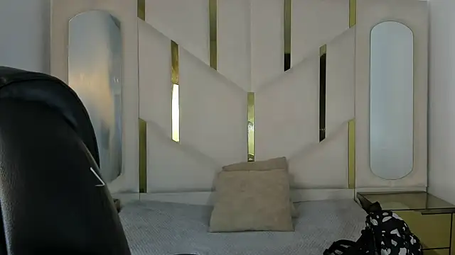 Snapshot of IsabellRodriguez18 chatting on 10/17/25, 12:47 IsabellRodriguez18 online show from 10/17/25, 12:47