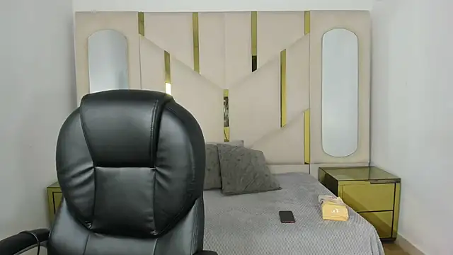 Snapshot of IsabellRodriguez18 chatting on 10/28/25, 03:43 IsabellRodriguez18 online show from 10/28/25, 03:43