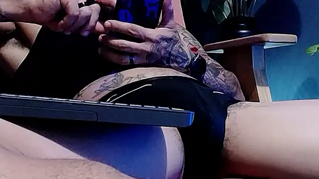 Snapshot of callme_douglas chatting on 04/17/26, 02:47 callme douglas online show from 04/17/26, 02:47