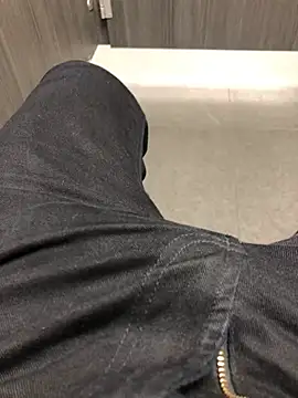 Snapshot of 22TT2295 chatting on 01/05/25, 08:43 22TT2295 online show from 01/05/25, 08:43