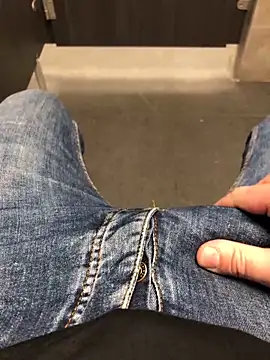 Snapshot of 22TT2295 chatting on 01/11/25, 10:29 22TT2295 online show from 01/11/25, 10:29