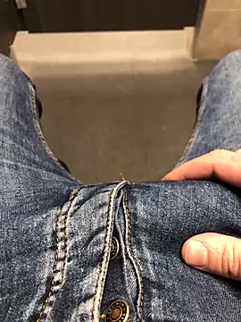 Snapshot of 22TT2295 chatting on 01/12/25, 11:39 22TT2295 online show from 01/12/25, 11:39