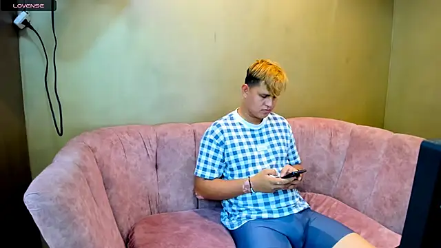 Snapshot of Warning_Boy chatting on 12/23/24, 11:39 Warning Boy online show from 12/23/24, 11:39