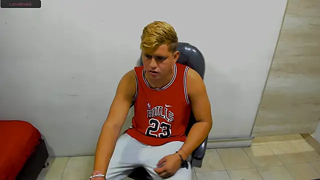 Snapshot of Warning_Boy chatting on 12/27/24, 01:22 Warning Boy online show from 12/27/24, 01:22