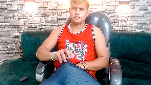 Snapshot of Warning_Boy chatting on 12/27/24, 05:09 Warning Boy online show from 12/27/24, 05:09