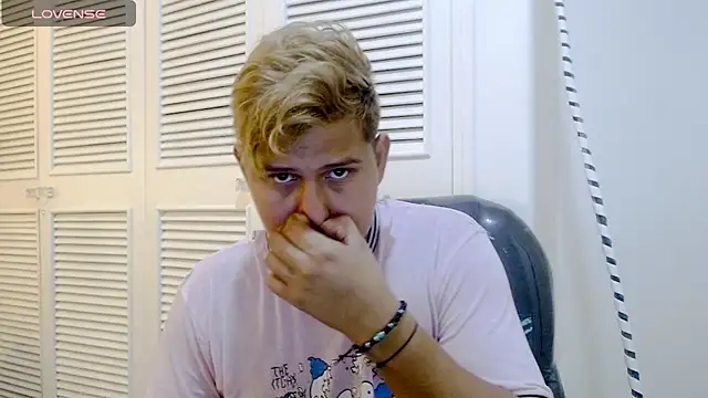 Snapshot of Warning_Boy chatting on 12/29/24, 12:20 Warning Boy online show from 12/29/24, 12:20