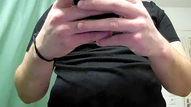 Snapshot of Maxoux02 chatting on 02/18/25, 05:21 Maxoux02 online show from 02/18/25, 05:21