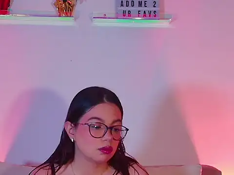 Snapshot of EmiF26 chatting on 04/06/26, 11:16 EmiF26 online show from 04/06/26, 11:16