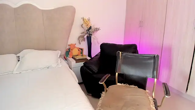 Snapshot of rachaeldeckard__ chatting on 10/21/25, 03:40 rachaeldeckard online show from 10/21/25, 03:40