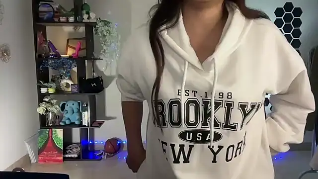 Snapshot of roseofvenom chatting on 11/12/25, 06:19 roseofvenom online show from 11/12/25, 06:19