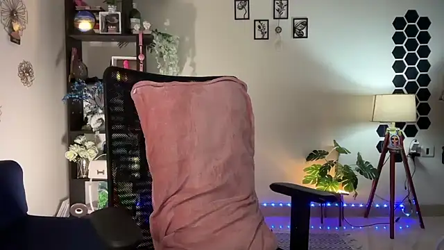 Snapshot of roseofvenom chatting on 12/01/25, 06:02 roseofvenom online show from 12/01/25, 06:02