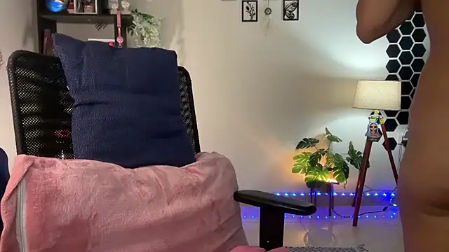 Snapshot of roseofvenom chatting on 12/05/25, 08:38 roseofvenom online show from 12/05/25, 08:38