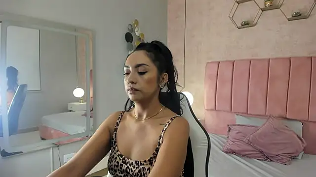 MAGIC AURORAA online show from 03/04/25, 12:22