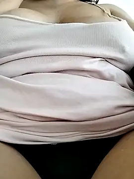 Snapshot of Betty2u chatting on 03/23/25, 08:26 Betty2u online show from 03/23/25, 08:26