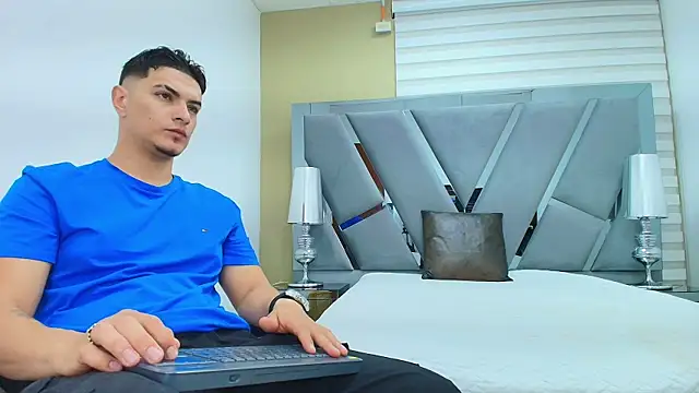 Snapshot of DAVID_VICTORIAA chatting on 04/18/26, 01:04 DAVID VICTORIAA online show from 04/18/26, 01:04