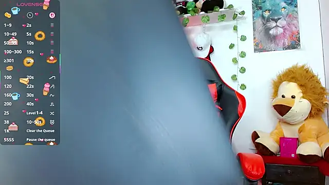 Snapshot of Alextwink chatting on 12/17/25, 08:26 Alextwink online show from 12/17/25, 08:26