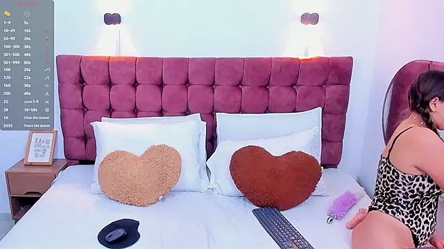 Annie kurt  online show from 02/24/25, 08:36