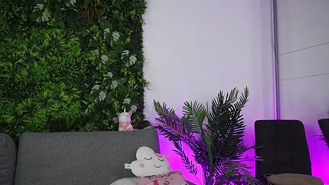 Snapshot of amiraroshen chatting on 11/22/25, 07:46 amiraroshen online show from 11/22/25, 07:46