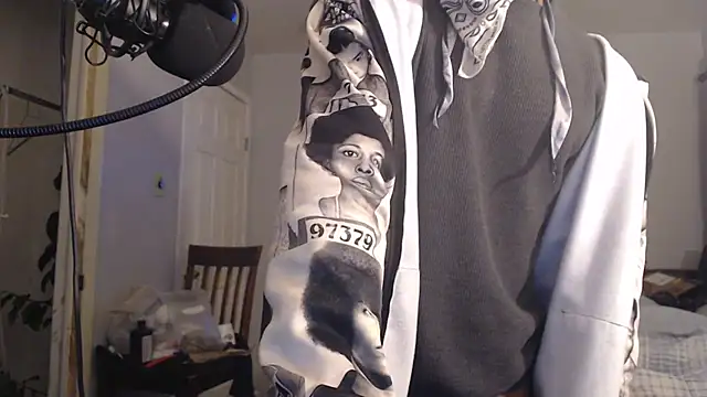 Snapshot of dominatingblacklove chatting on 02/16/25, 07:48 dominatingblacklove online show from 02/16/25, 07:48