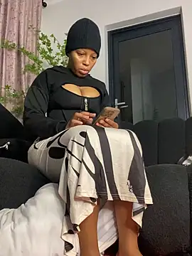 Snapshot of Thando04 chatting on 12/21/25, 07:43 Thando04 online show from 12/21/25, 07:43