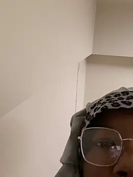 Snapshot of DamnBubbles chatting on 01/15/25, 04:43 DamnBubbles online show from 01/15/25, 04:43