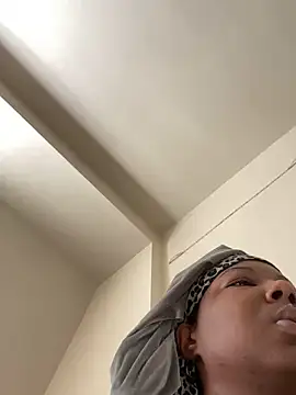 Snapshot of DamnBubbles chatting on 01/17/25, 08:22 DamnBubbles online show from 01/17/25, 08:22