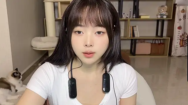 Chenjing0 online show from 10/10/25, 02:21