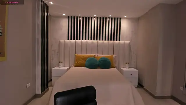 NiaSalvatore online show from 10/04/25, 05:55