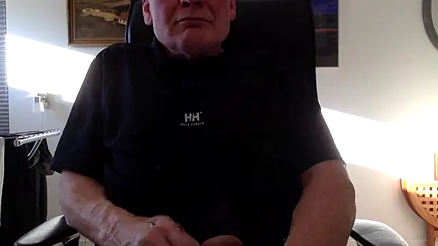 Snapshot of Parleg2 chatting on 11/17/25, 11:38 Parleg2 online show from 11/17/25, 11:38