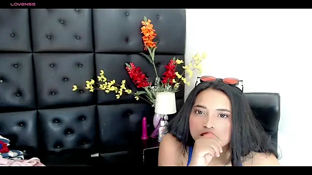 Snapshot of Carolaine01 chatting on 03/03/25, 10:10 Carolaine01 online show from 03/03/25, 10:10