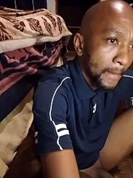 Snapshot of KMbesxxx chatting on 12/18/25, 08:26 KMbesxxx online show from 12/18/25, 08:26