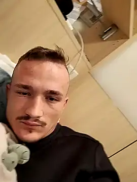 Snapshot of frankthefuck69 chatting on 11/21/25, 09:24 frankthefuck69 online show from 11/21/25, 09:24