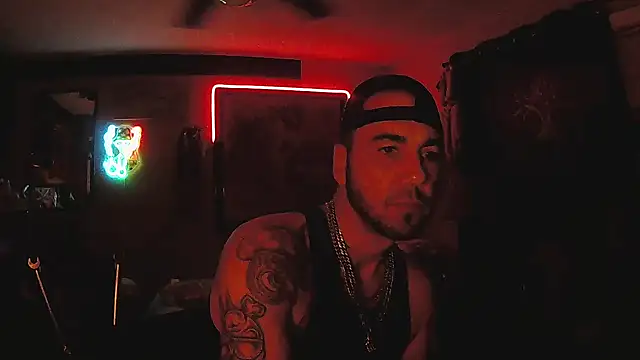 Snapshot of BiggStak chatting on 02/07/25, 06:45 BiggStak online show from 02/07/25, 06:45