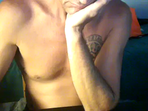 Snapshot of GoloZeusMax chatting on 02/20/25, 04:18 GoloZeusMax online show from 02/20/25, 04:18