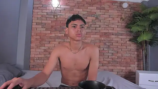 adam piarse01 online show from 11/25/25, 07:41