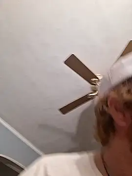 Snapshot of douchydan42 chatting on 10/18/25, 08:04 douchydan42 online show from 10/18/25, 08:04