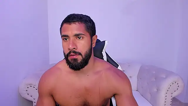 Snapshot of Santiago_huntt chatting on 10/14/25, 02:40 Santiago huntt online show from 10/14/25, 02:40