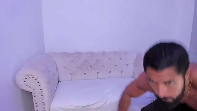 Snapshot of Santiago_huntt chatting on 10/18/25, 01:34 Santiago huntt online show from 10/18/25, 01:34