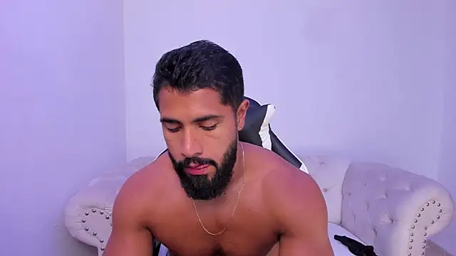 Snapshot of Santiago_huntt chatting on 11/18/25, 12:42 Santiago huntt online show from 11/18/25, 12:42