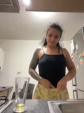 Snapshot of NNNoire chatting on 10/24/25, 04:47 NNNoire online show from 10/24/25, 04:47