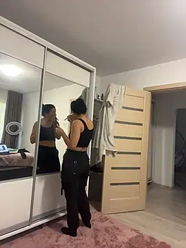 Snapshot of NNNoire chatting on 10/31/25, 12:28 NNNoire online show from 10/31/25, 12:28